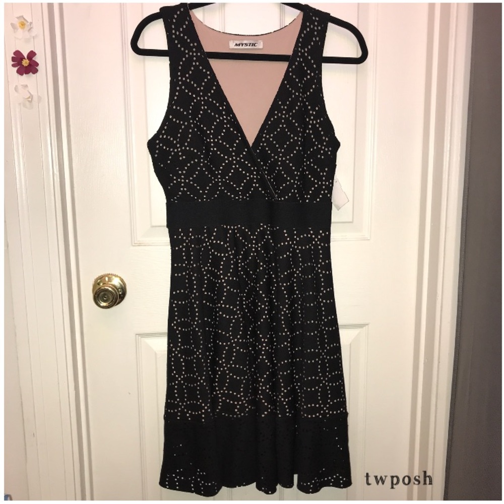 ✨👗Mystic Black Laser Cut V-Neck Dress ❤️